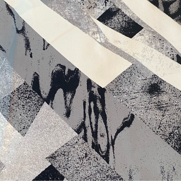 Nike Size Medium Dri-Fit Women’s Capri Leggings - Picture 7 of 7